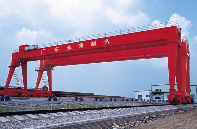 港口起重机是一种用于在港口装卸集装箱的大型机械设备.